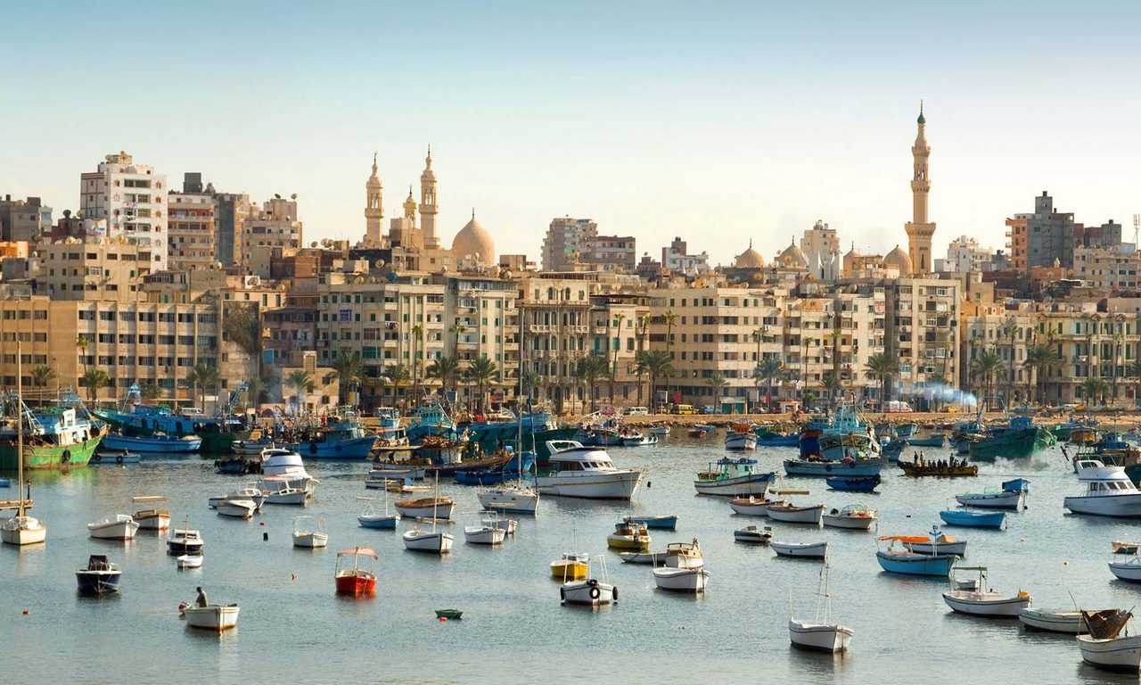 Александрия - крупный город на севере Египта, основанный Александром Великим в 331 году до нашей эры. Здесь находится Библиотека Александрии и Крепость Квейтбей.