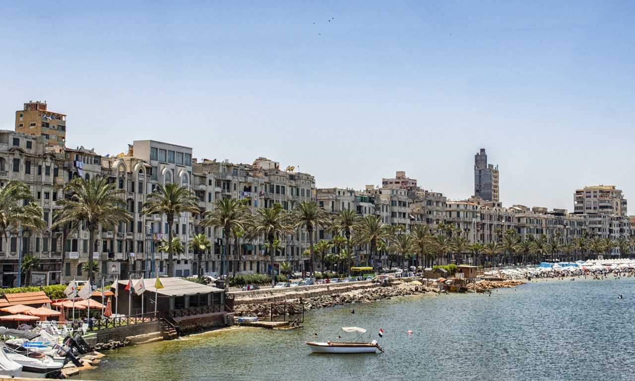 Александрия - один из самых важных культурных и экономических центров региона. В городе находится множество музеев, садов и парков, а также хорошие рестораны и кафе.