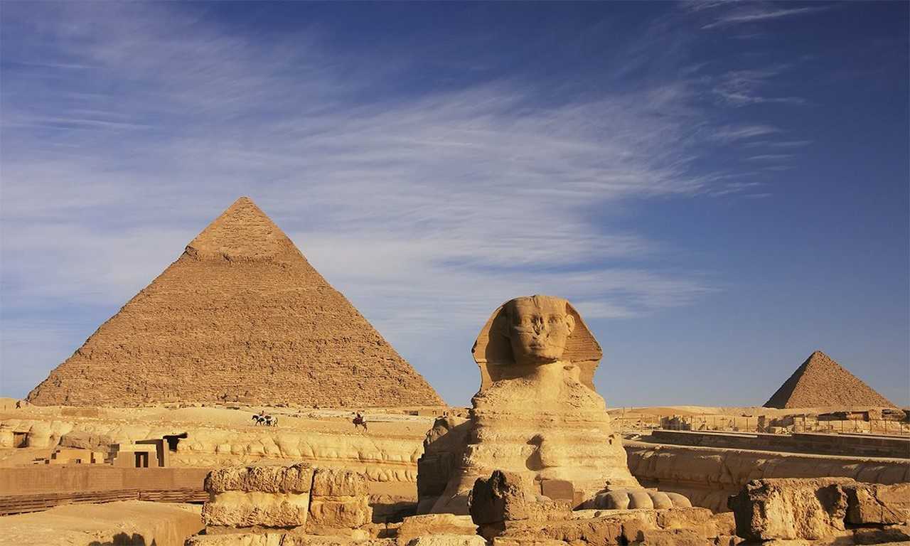 Пирамиды Гизы являются одним из семи чудес древнего мира и являются символом древнего Египта. Они представляют собой три пирамиды: Хеопса, Хефрена и Менкауры, которые были построены в период с 2589 до 2504 года до нашей эры.