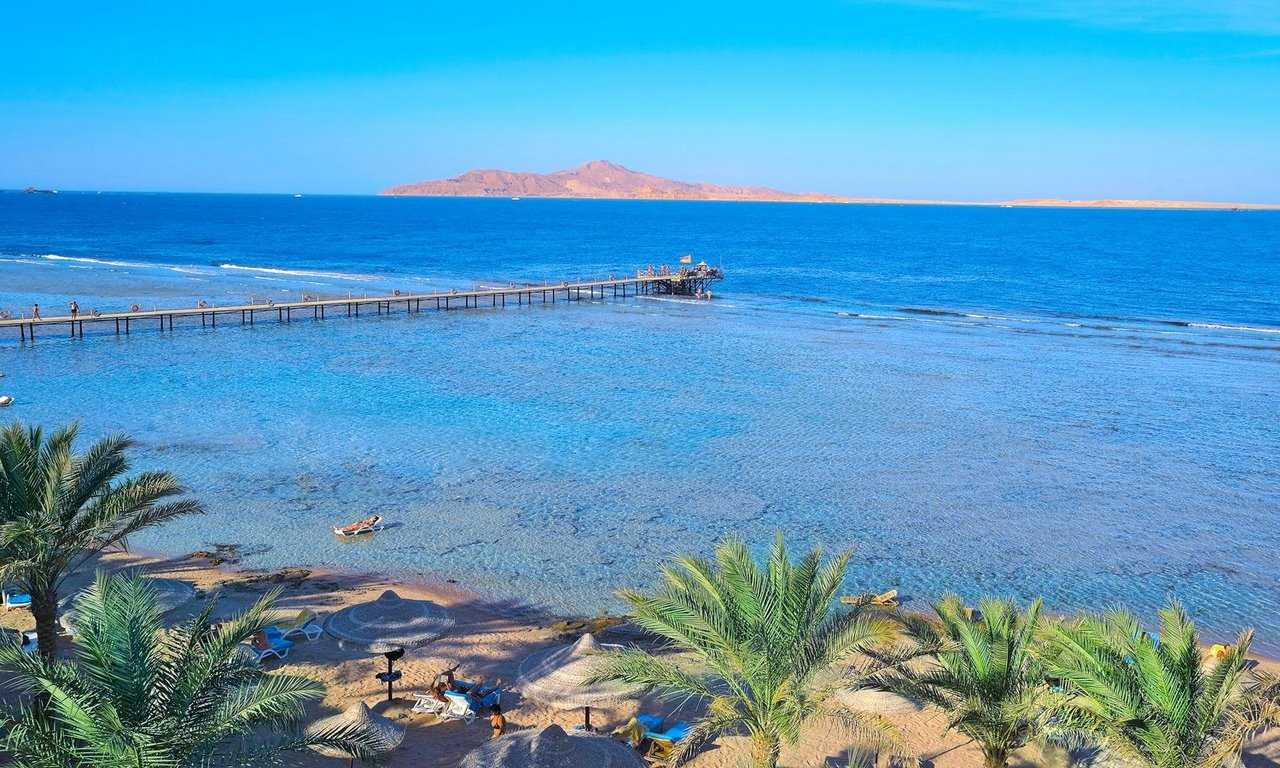 Шарм-эль-Шейх - один из самых известных курортов на Красном море. Здесь находятся некоторые из самых красивых пляжей Египта, а также множество магазинов, ресторанов и кафе.