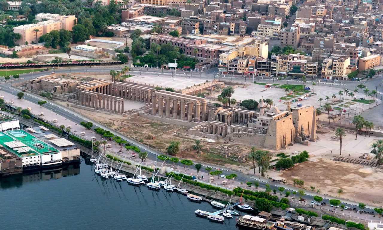 Фивы - древний город на западном берегу Нила, примерно в 100 километрах к югу от Каира. Здесь находится множество древних храмов и пирамид.