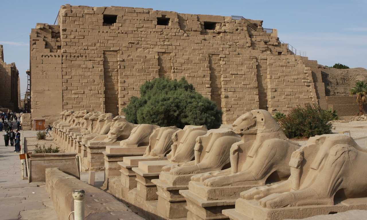 Храм Хатшепсут - один из самых красивых и величественных храмов Древнего Египта. Росписи и статуи описывают жизнь и правление фараона.
