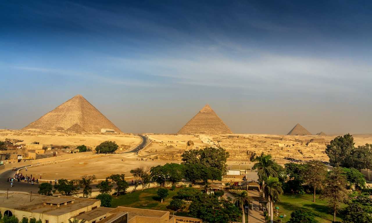 Пирамиды Гизы - это не только памятник древней истории, но и место массового туризма. Ежегодно миллионы туристов со всего мира приезжают сюда, чтобы увидеть эти величественные сооружения и почувствовать дух древности.