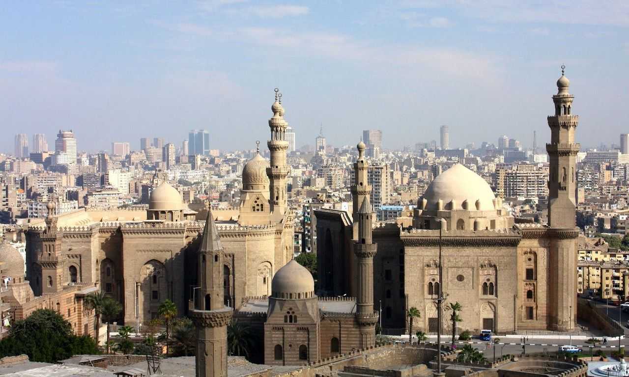 Старый Каир - древний район на восточном берегу Нила, где можно увидеть множество уникальных памятников и достопримечательностей.