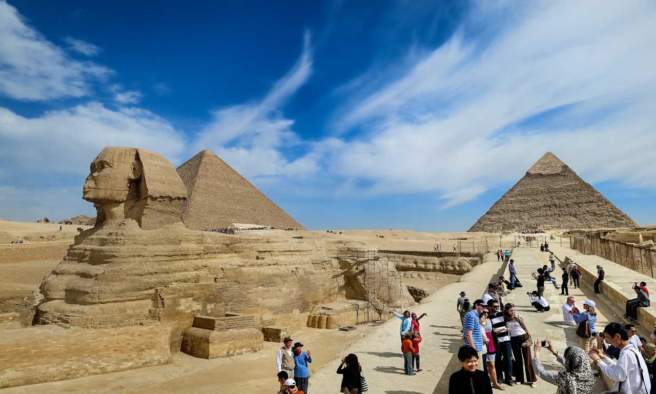 Пирамиды Гизы считаются одним из самых загадочных мест на земле. Никто не знает, как именно были созданы эти великолепные сооружения, и до сих пор они остаются объектом изучения исследователей со всего мира.