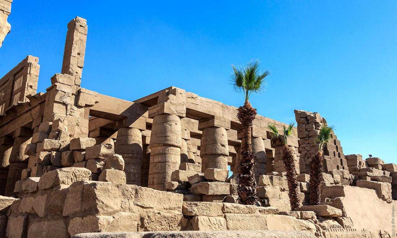 Храм Карнак - это грандиозный храмовый комплекс, расположенный в Луксоре, который был построен в течение 2000 лет и служил святилищем для многих богов и фараонов древнего Египта.