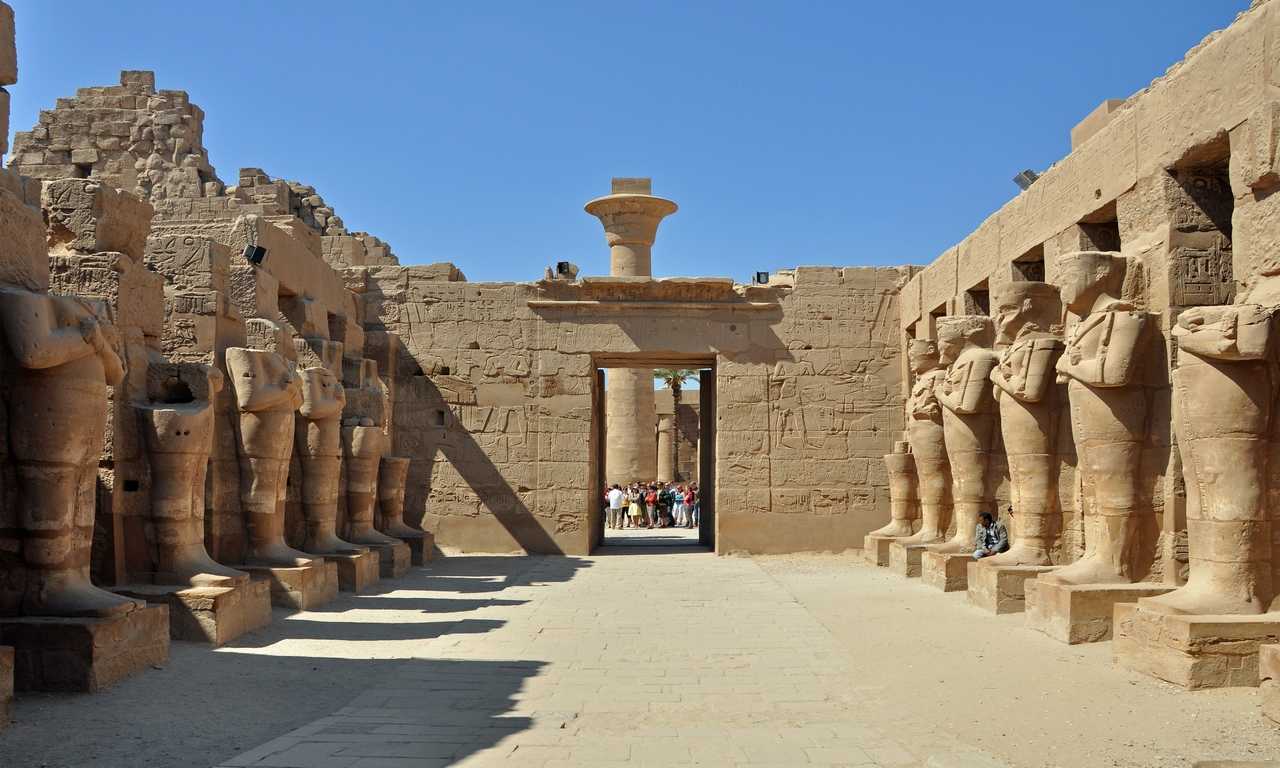 Храм Карнак является одним из самых величественных памятников древнеегипетской архитектуры и религиозной культуры. Он включает в себя множество залов, святилищ и колоннад, украшенных роскошными резными украшениями.
