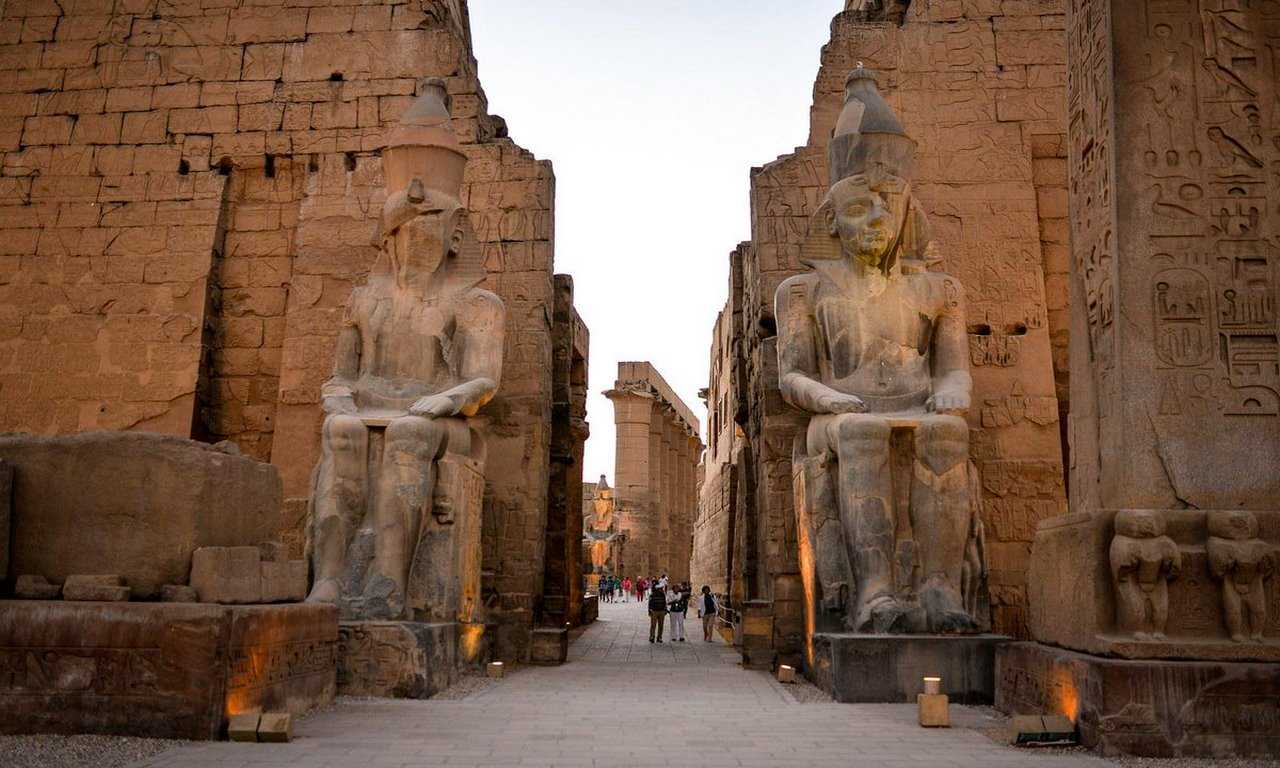 Храм Карнак - это не только исторический памятник, но и одно из самых популярных туристических мест в Египте. Ежегодно сюда приезжают тысячи туристов со всего мира, чтобы увидеть этот великолепный храм и познакомиться с древней историей Египта.