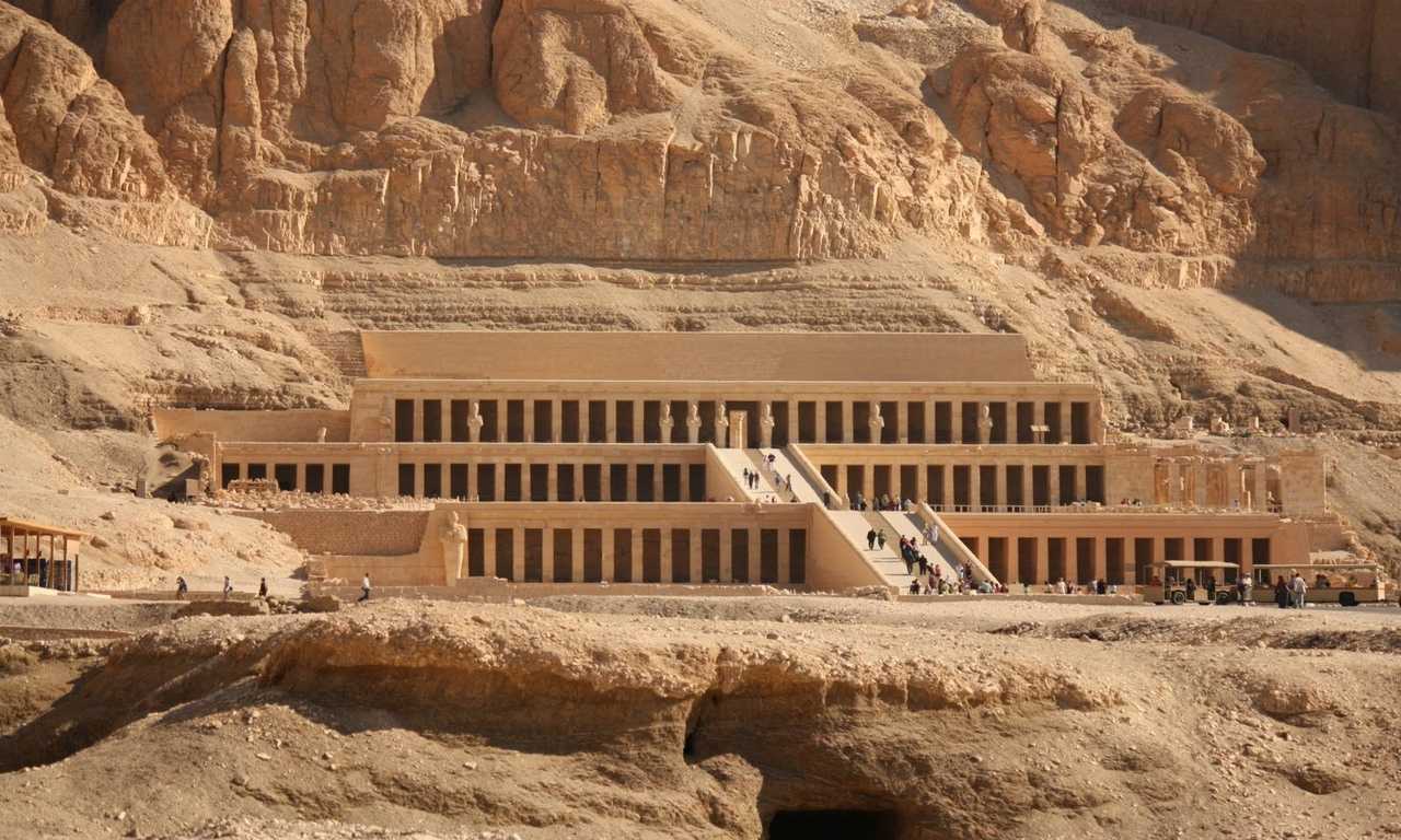 Долина царей - это место, где хранятся гробницы фараонов и других знаменитостей Древнего Египта. Здесь можно увидеть росписи, изображающие жизнь и правление фараонов.