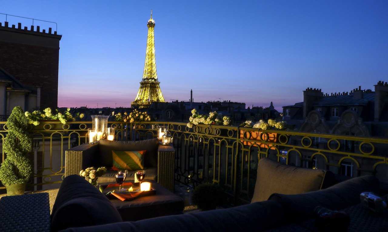 Отправляйтесь в Париж на роскошный отдых, наслаждаясь изысканной кухней, шикарными бутиками и неповторимой атмосферой города любви.