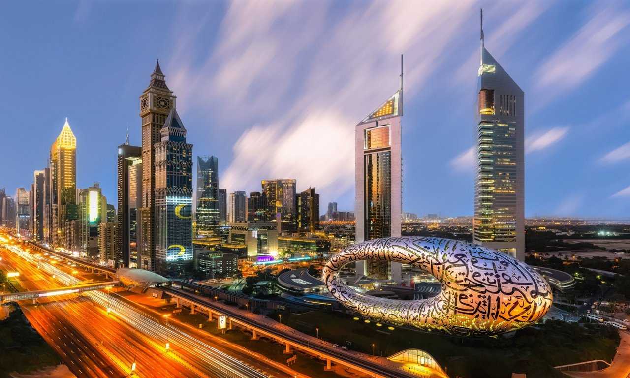 Отправляйтесь в Дубай на роскошный отдых и наслаждайтесь высококлассными отелями, мировыми достопримечательностями и безграничными возможностями для шопинга.