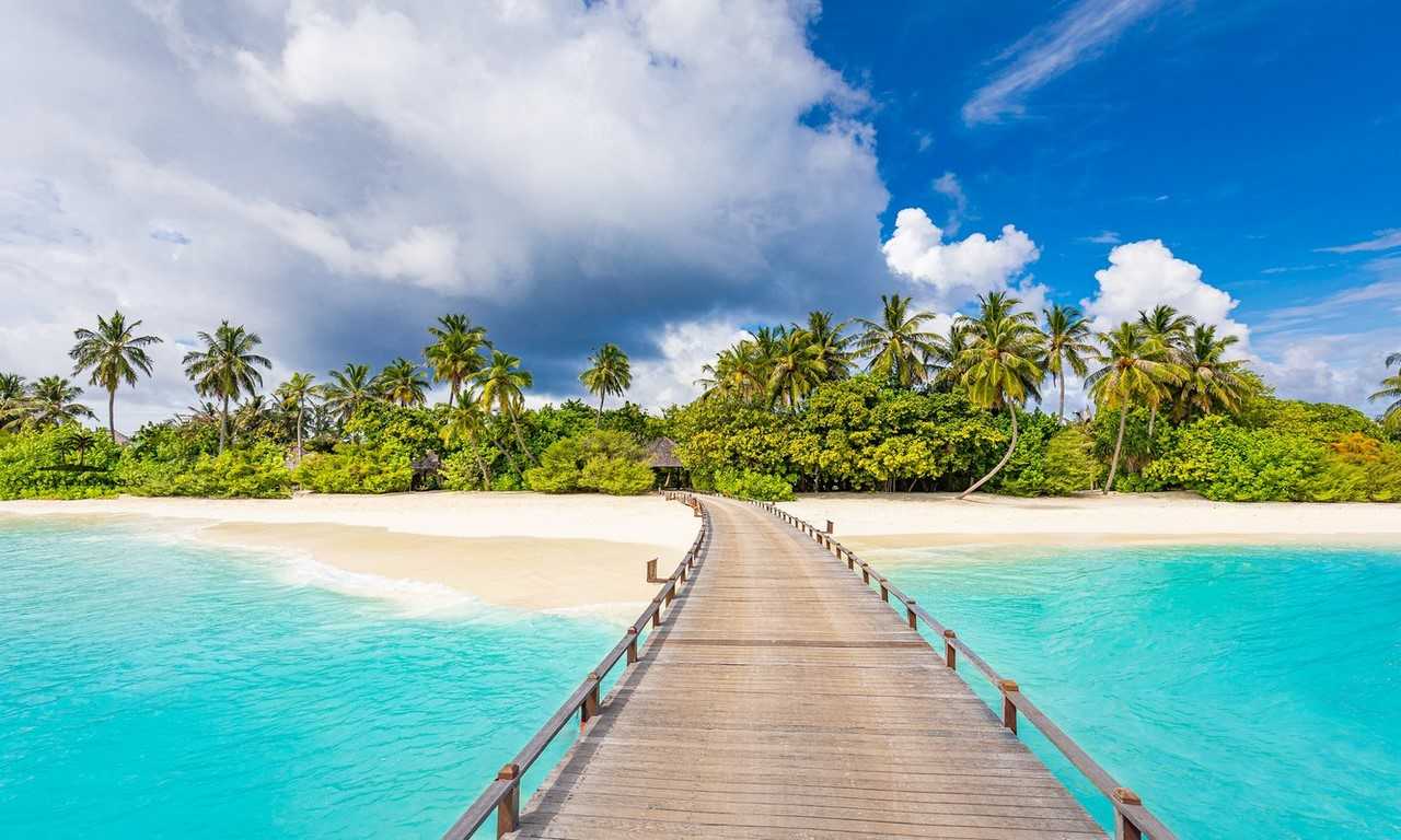 Отправляйтесь на Мальдивы для роскошного отдыха, наслаждаясь кристально чистыми водами, белоснежными пляжами и роскошными курортами.