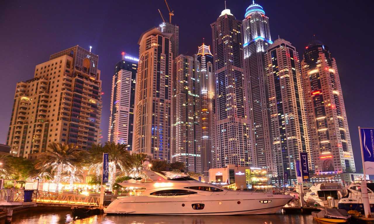 Насладитесь роскошью и экзотикой Дубая, где вы найдете высококлассные рестораны, бутики, эксклюзивные гольф-поля и драгоценные камни.