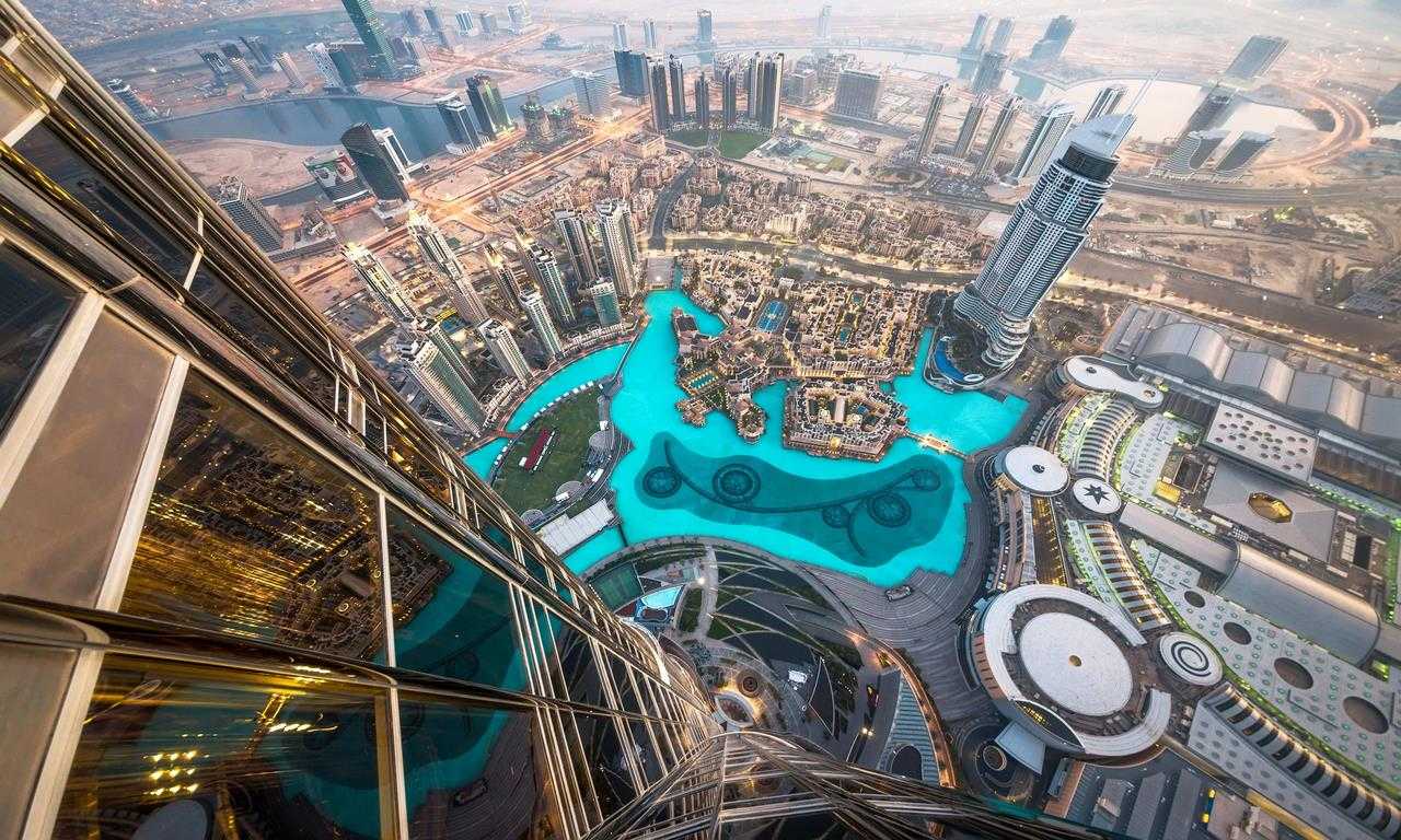 Дубай - идеальное место для роскошного отдыха и отпуска, где вас ждут роскошные отели, роскошные торговые центры и множество достопримечательностей, включая Бурдж-Халифа и Пальмовые острова.