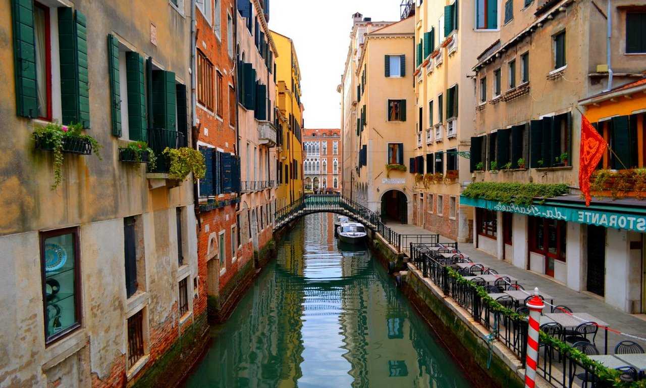Отправляйтесь в Венецию на роскошный отдых, наслаждаясь уникальной атмосферой, искусством и изысканной кухней Италии.
