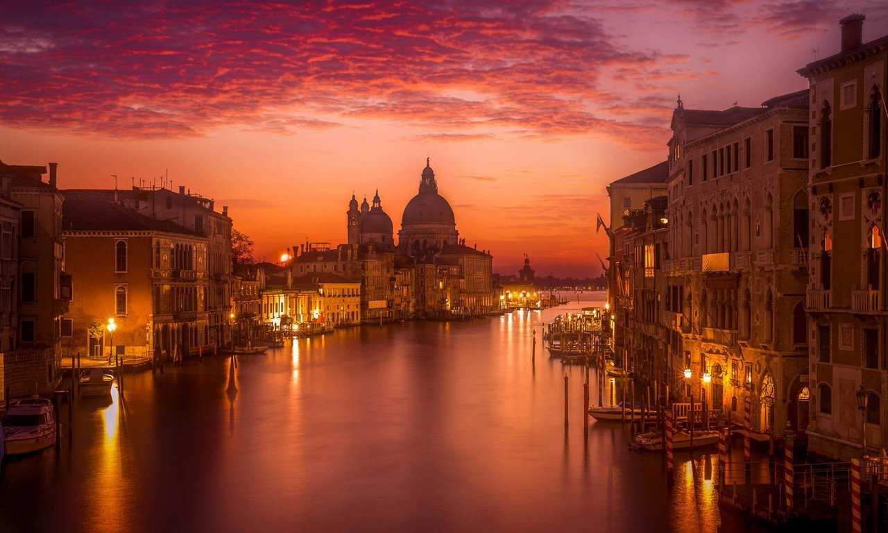 Насладитесь роскошью и красотой Венеции, где вы найдете культурные достопримечательности, изысканную кухню и романтические каналы.