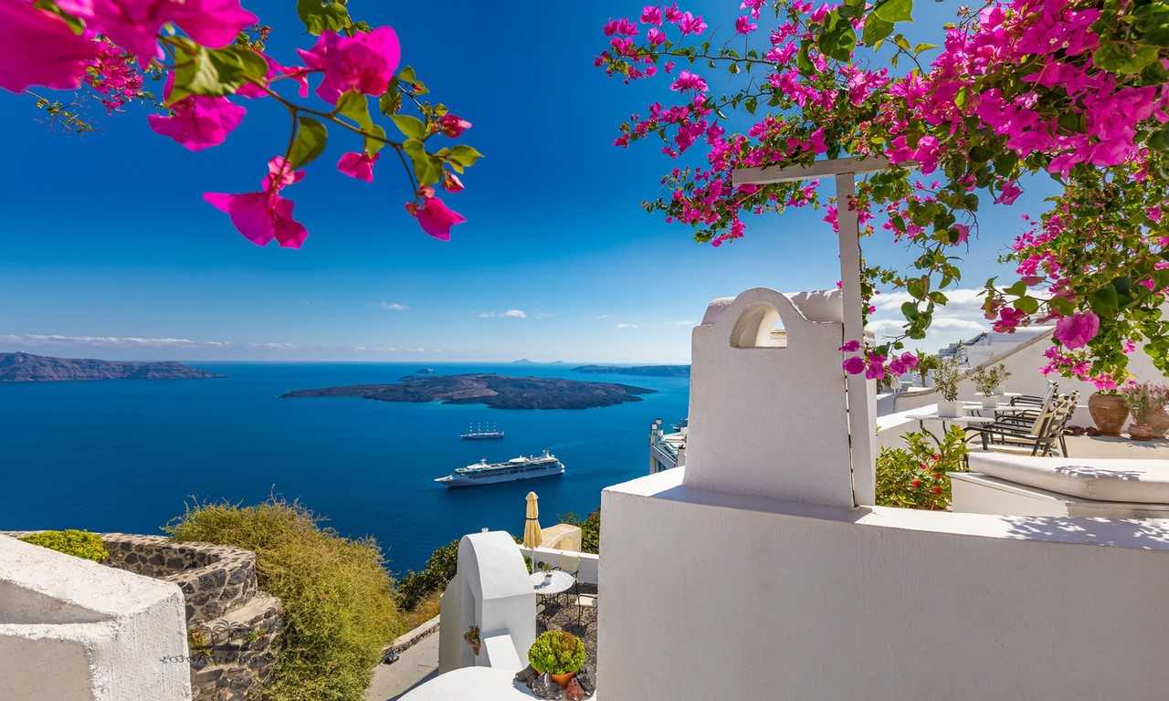 Санторини - идеальное место для роскошного отдыха в Греции, где красивейшие пляжи, потрясающая архитектура и удивительный закат сливаются воедино.