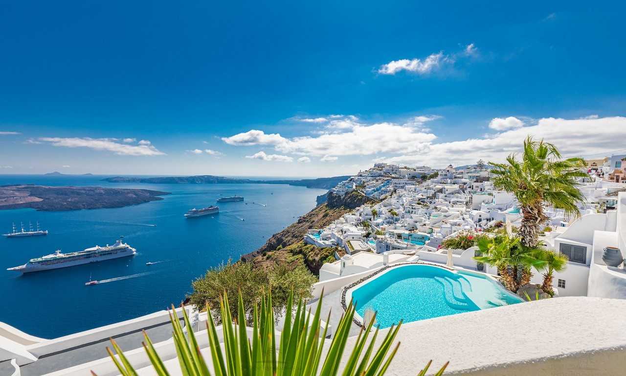 Отправляйтесь на Санторини, чтобы насладиться роскошным отдыхом на одном из самых красивых островов Греции, где вас ждут роскошные курорты и впечатляющая культура.