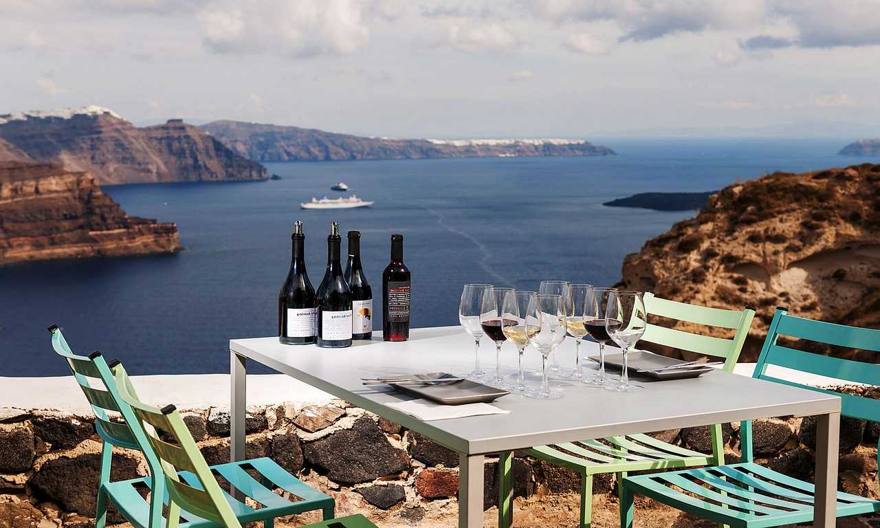 Винные туры на Санторини - это незабываемый опыт для романтических путешествий. Посетите винодельни, попробуйте местные сорта вина, наслаждайтесь видом на бескрайнее море и белоснежные домики. Это путешествие станет идеальным способом провести время с любимым человеком.