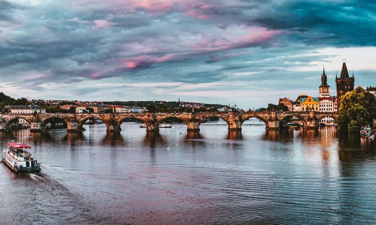 Карлов мост - это одна из главных достопримечательностей Праги и одно из самых романтичных мест в городе. Прогуливайтесь вместе с любимым человеком по мосту, наслаждайтесь видами на Влтаву и старый город, и создавайте незабываемые воспоминания вместе.