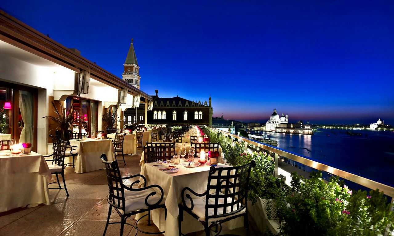Романтический ужин в Венеции - это не только вкусная еда и изысканные напитки, но и атмосфера страсти и любви. Под свечами, с видом на каналы и здания, вы можете наслаждаться компанией любимого человека и создавать незабываемые воспоминания.