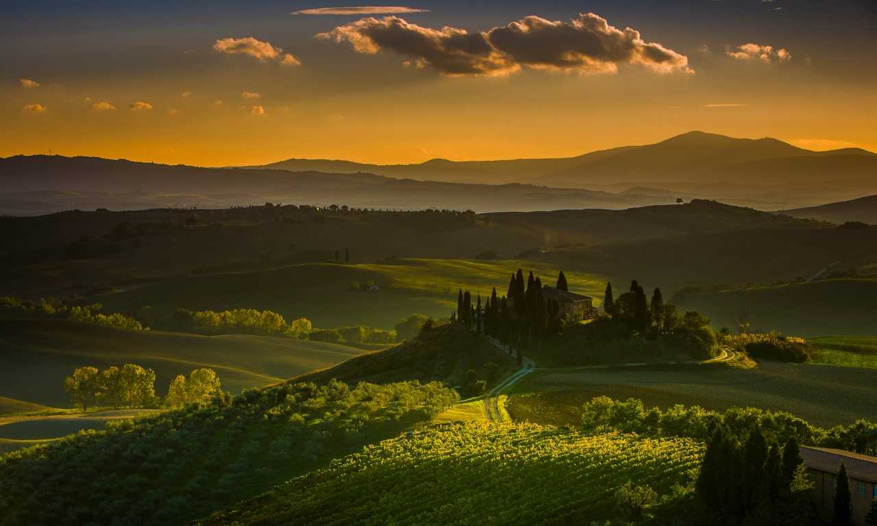 Живописные холмы и виноградники Тосканы - идеальное место для романтических прогулок с любимым человеком. Прогуляйтесь по живописным холмам, наслаждайтесь красотой итальянской природы и создавайте незабываемые воспоминания вместе.