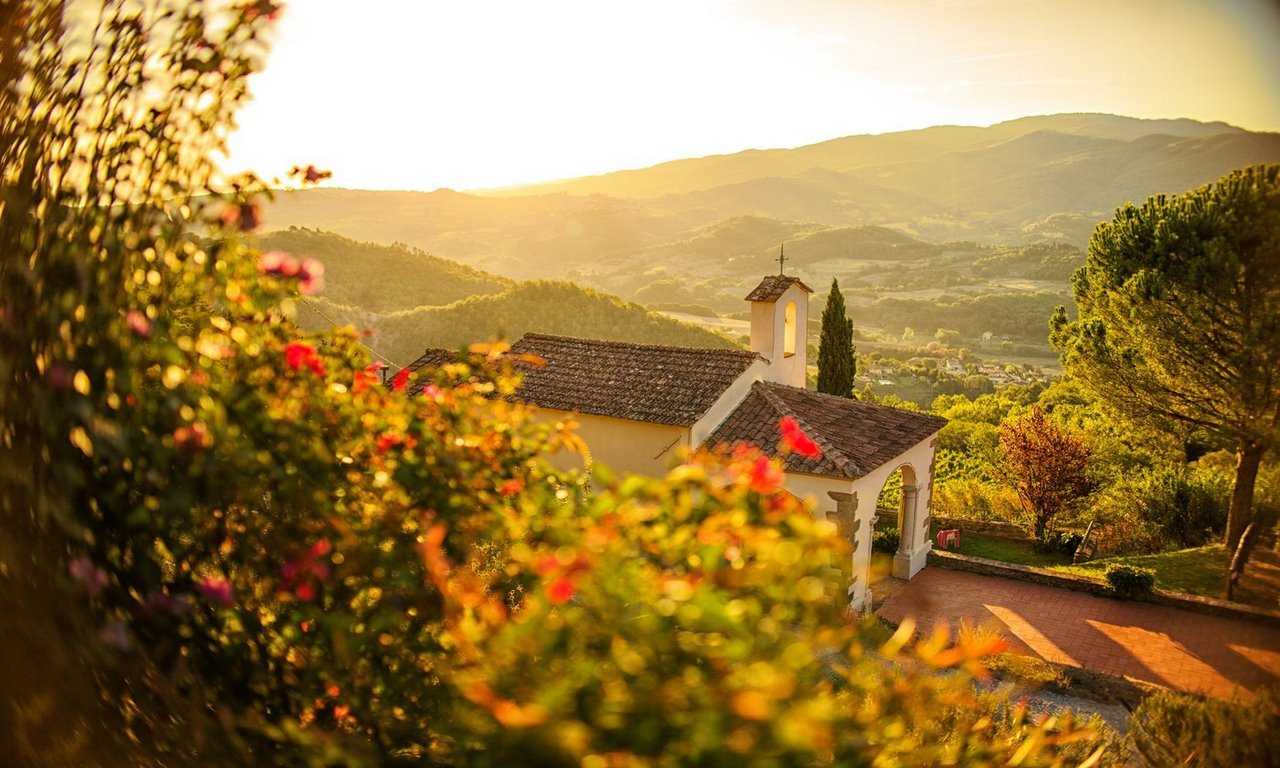 Романтические путешествия в Тоскану не могут обойтись без посещения живописных холмов и виноградников. Прогуляйтесь вместе со своей второй половинкой по красивым холмам, наслаждайтесь красотой итальянской природы и создавайте незабываемые воспоминания вместе. Это место идеально подойдет для тех, кто ищет романтики и хочет провести время вместе в уединении и гармонии.