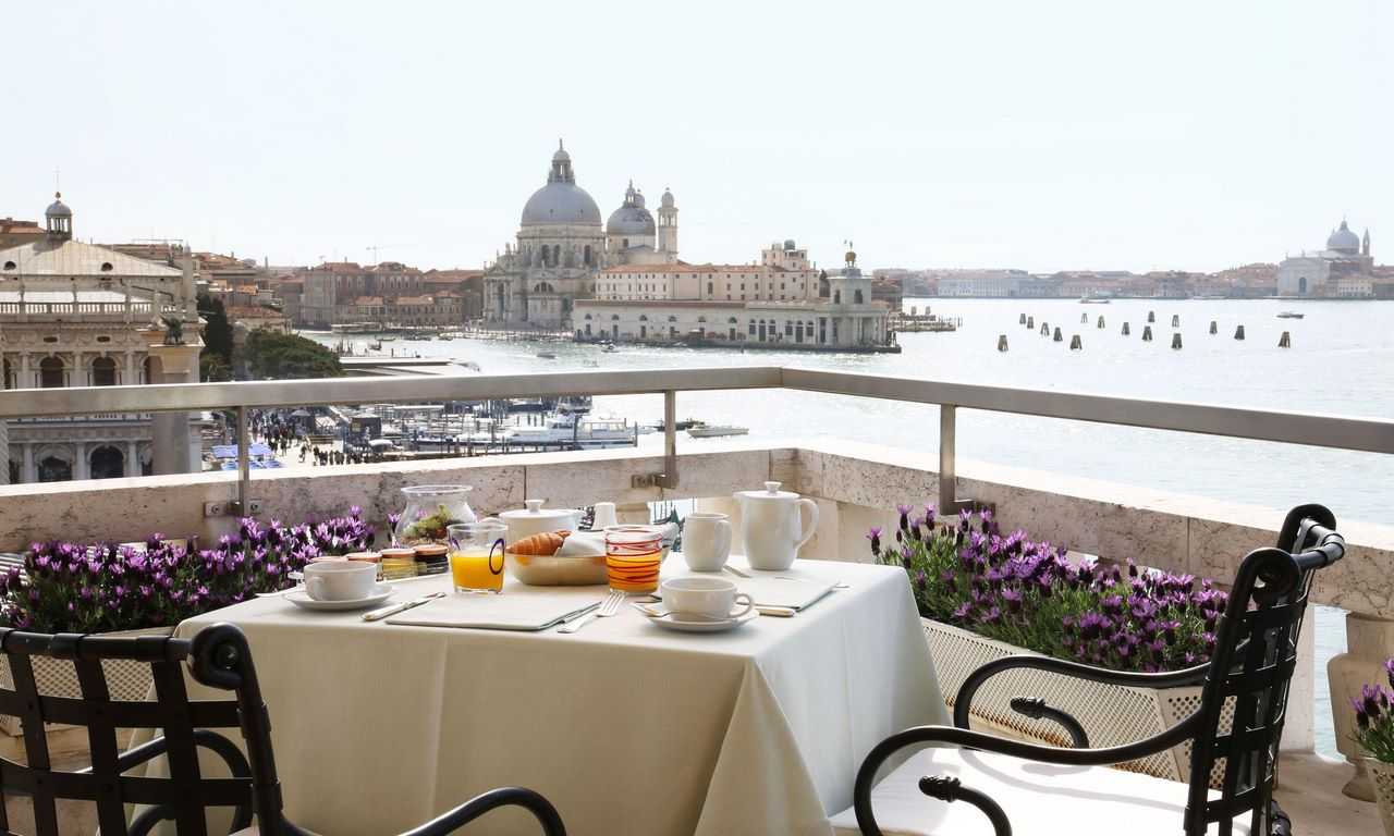 В Венеции вы можете ощутить всю красоту романтических ужинов. Пригласите свою вторую половинку на террасу ресторана, наслаждайтесь видом на каналы и поднимите бокал за любовь. Это незабываемый опыт, который обязательно оставит теплые воспоминания на всю жизнь.