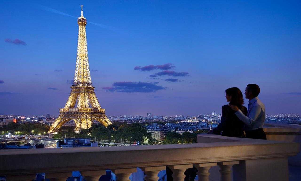 Эйфелева башня - это символ романтики, который привлекает миллионы туристов со всего мира. Поднявшись на самую вершину, вы сможете насладиться потрясающим видом на Париж и провести незабываемое время с любимым человеком.