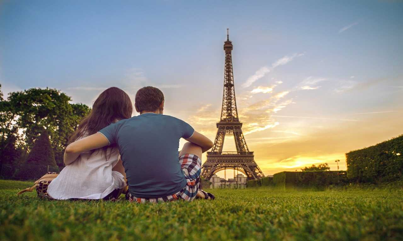 Романтические путешествия в Париж не могут обойтись без посещения Эйфелевой башни. Отправьтесь на наблюдательную площадку, наслаждайтесь видом на город и создавайте незабываемые воспоминания. Вечерний свет башни создаст атмосферу романтики, которую никогда не забудете.