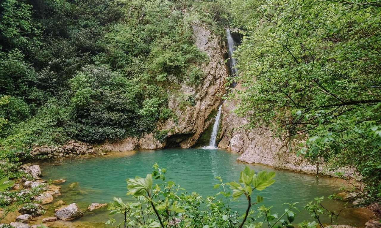 Долина реки Агура - прекрасное место для отдыха с детьми в Сочи. Здесь вы найдете кристально чистую реку, зеленые леса и горы, а также множество развлечений для всей семьи.