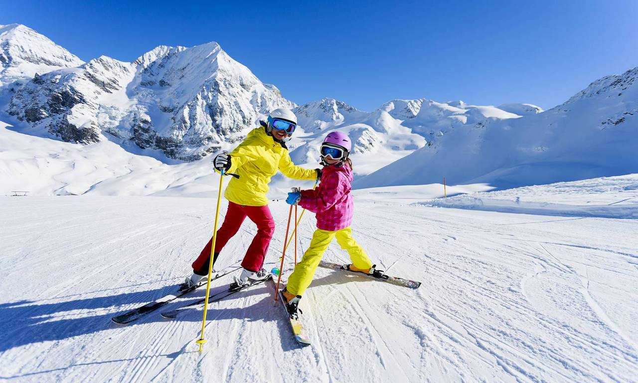 Путешествие в Сочи с детьми никогда не будет скучным благодаря многочисленным горнолыжным курортам. Они предлагают не только безопасные трассы для начинающих, но и экстремальные для опытных лыжников. Для детей также доступны уроки горнолыжного спорта.