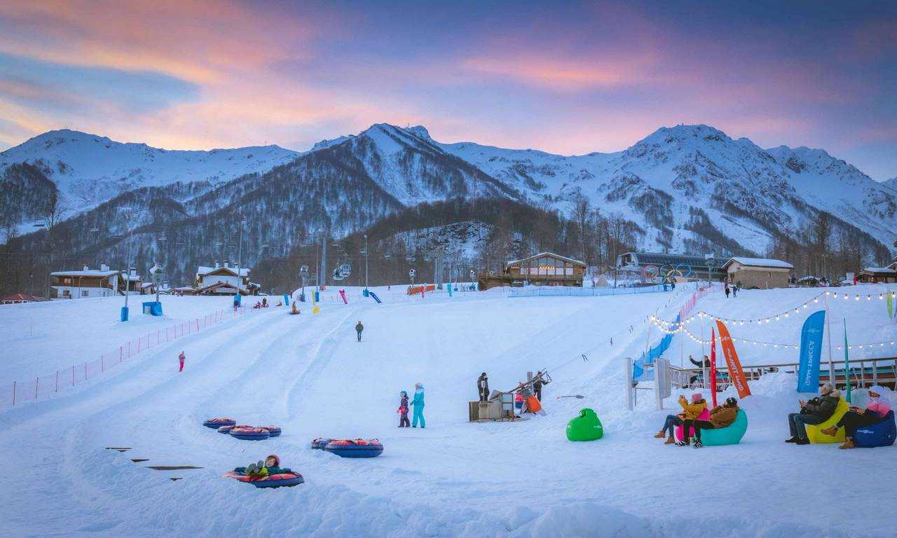 Если вы хотите сделать отдых с детьми в Сочи незабываемым, посетите горнолыжные курорты. Они предлагают не только прекрасные условия для зимнего спорта, но и детские игровые площадки, организованные мероприятия и развлечения.