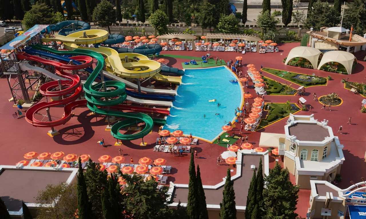 Аквапарк "Амфибиус" в Сочи - идеальное место для отдыха с детьми: здесь есть горки, бассейны и аттракционы для детей всех возрастов.