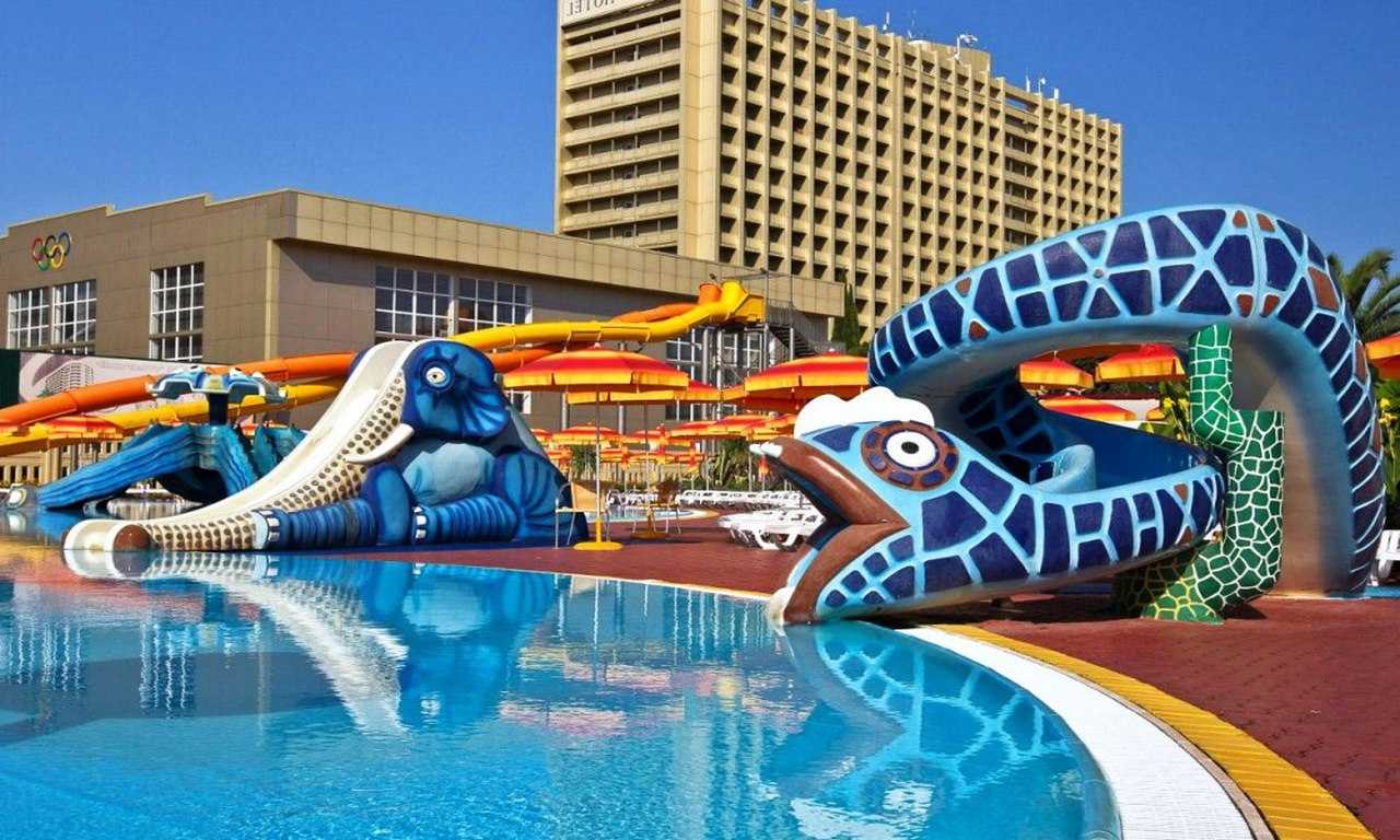 Аквапарк "Амфибиус" в Сочи - настоящий рай для детей: здесь можно покататься на горках, поплавать в бассейнах и провести время с пользой и удовольствием.