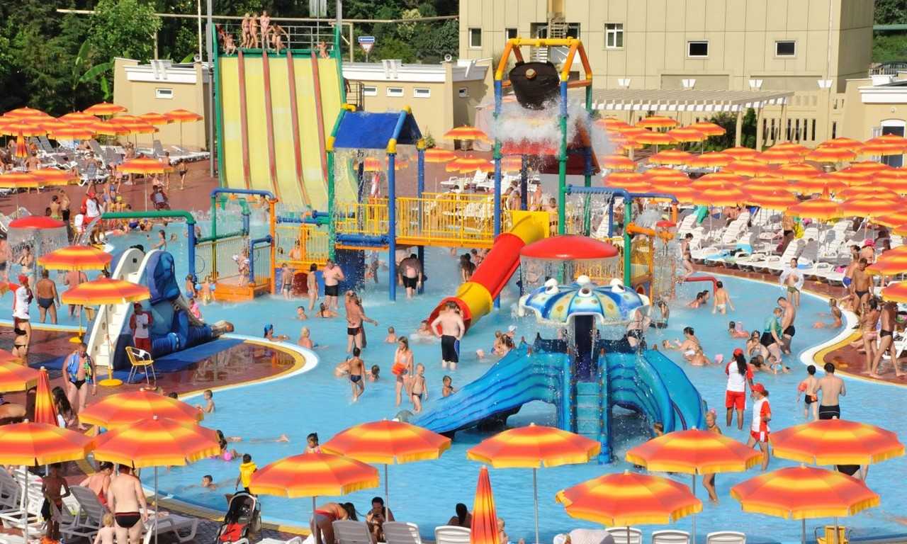 Аквапарк "Амфибиус" в Сочи - лучшее место для отдыха с детьми в жаркое время года: здесь всегда прохладно и весело благодаря бассейнам, горкам и многочисленным аттракционам.