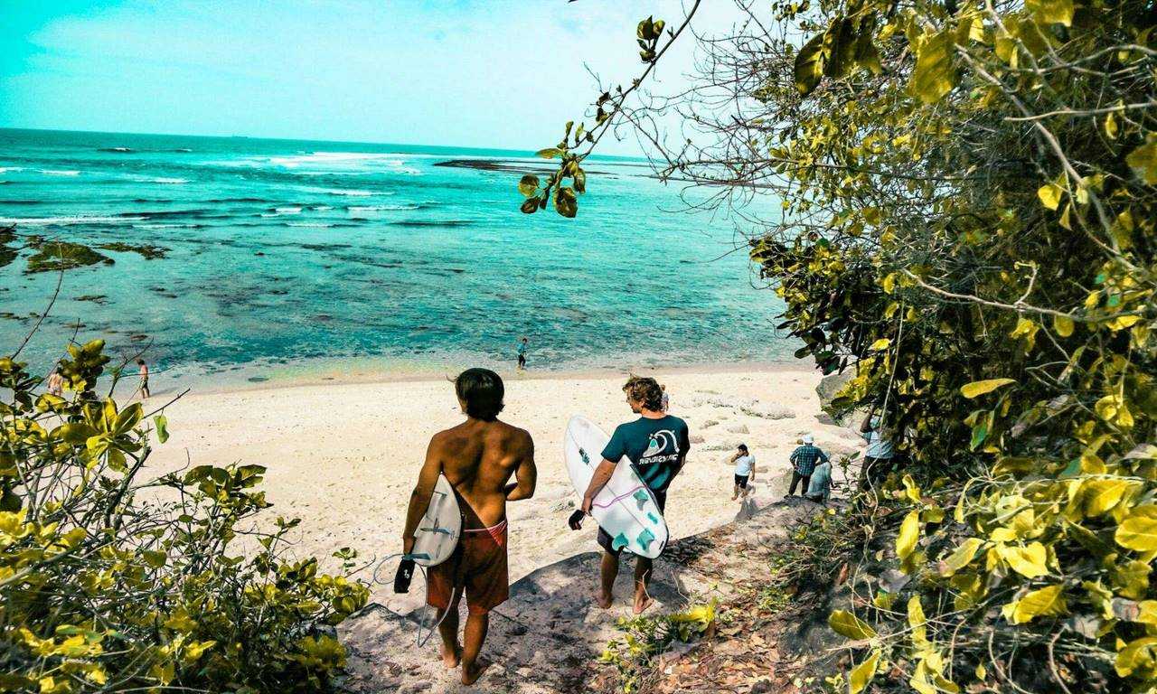 Путешествие на остров Бали - это не только отдых на пляже, но и множество других активностей: серфинг, дайвинг, водопады, рынки сувениров и местная кухня.