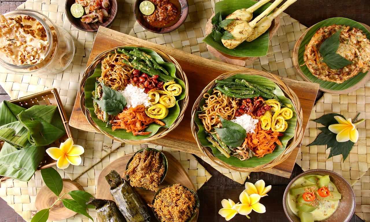 На острове Бали вы сможете насладиться насыщенными вкусами индонезийской кухни, которые включают в себя острые специи, свежие морепродукты и многочисленные экзотические фрукты.