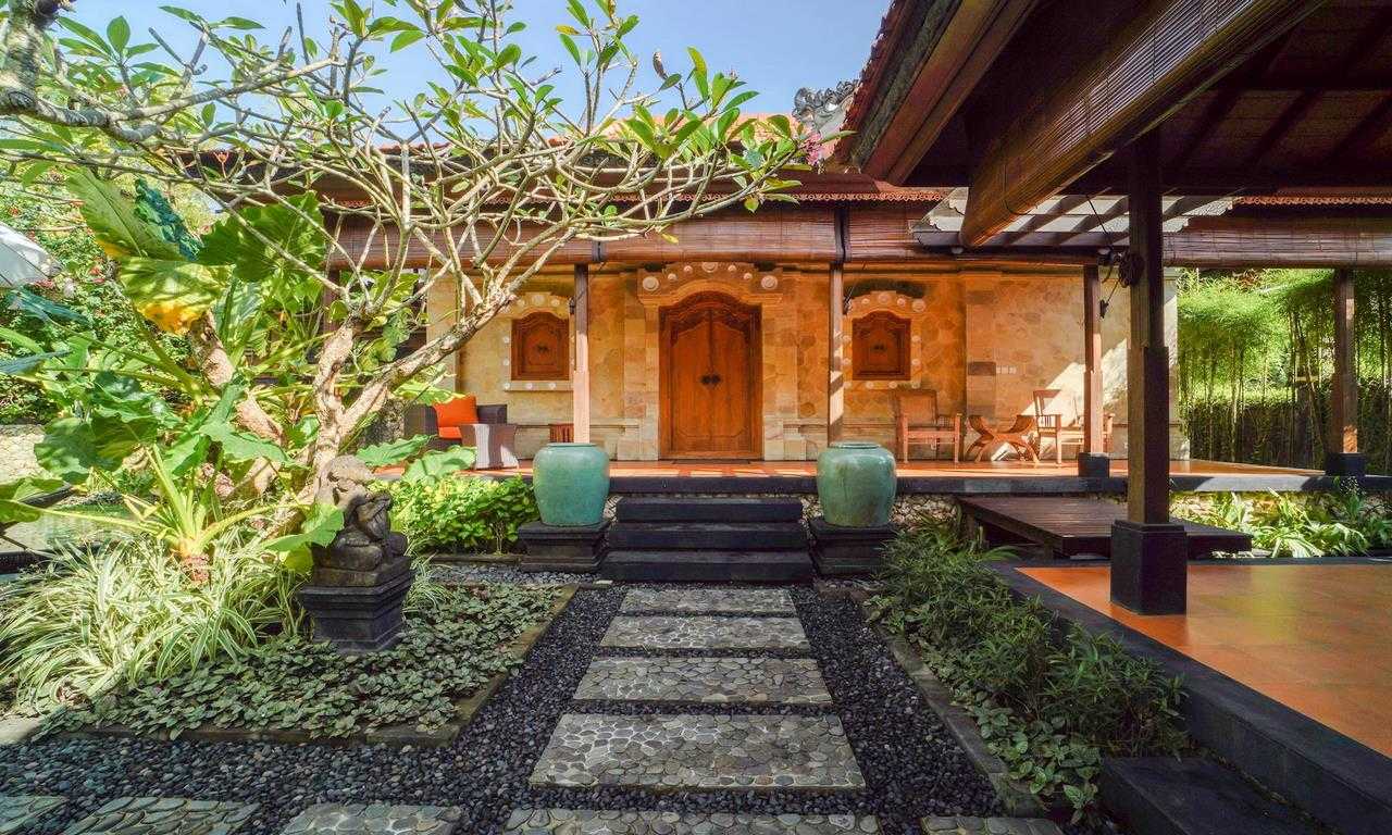 Насладитесь безмятежным отдыхом на Бали, острове солнца, пляжей и культуры, где вы сможете остановиться в наших уютных и гостеприимных гостиничных номерах, наслаждаться бесплатным Wi-Fi и отличным сервисом.
