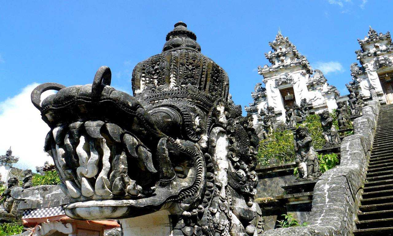 Бали - остров с тысячелетней культурой и удивительными традициями. Здесь вы сможете погрузиться в атмосферу местной жизни, посетить храмы и увидеть танцы, которые сохраняются с древности.